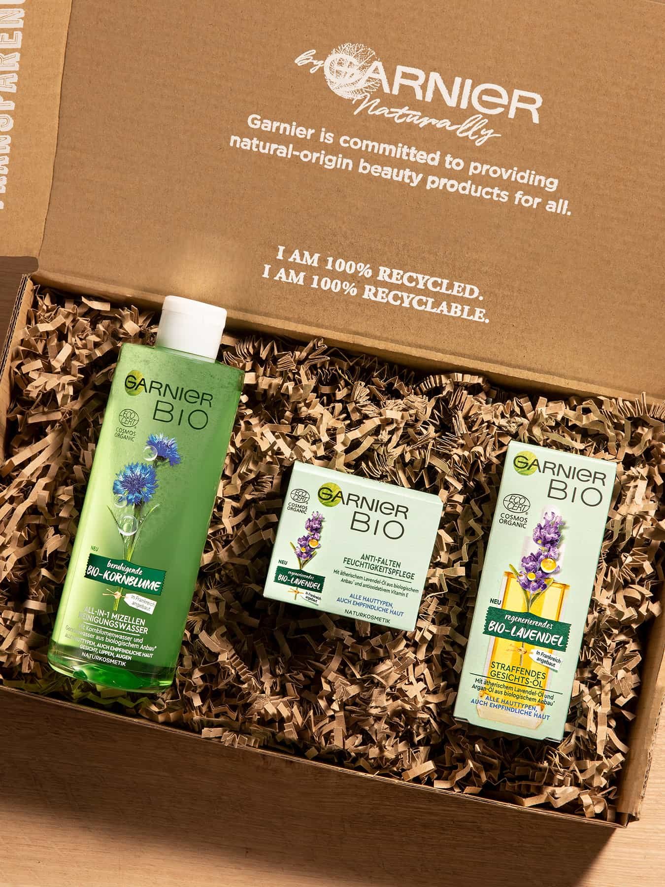 Garnier Bio Produkte in einem mit Pappschnipseln gefüllten Karton